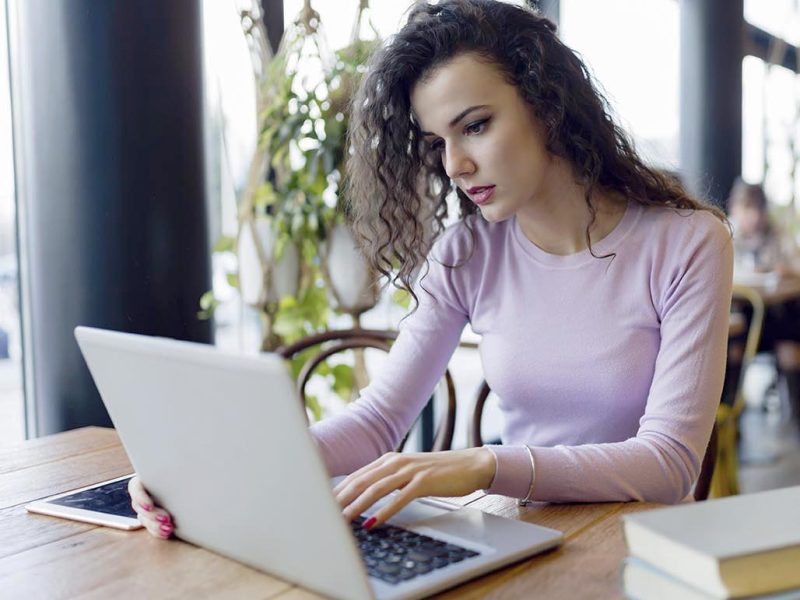 young-woman-working-on-laptop-in-coffee-shop-K9HY7LD-1.jpg young-woman-working-on-laptop-in-coffee-shop-K9HY7LD-1.jpg